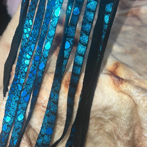 Turquoise printed leather long fringe bracelet - Picture 10 of 10